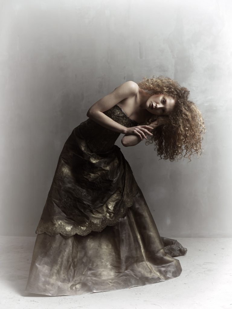 Frau in elegantem Kleid