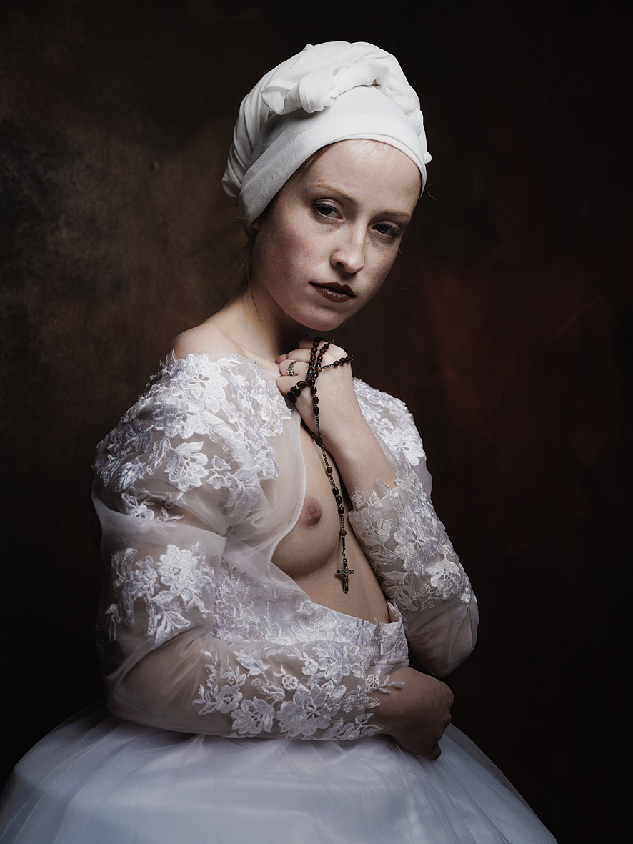 Frau im weißen Kleid