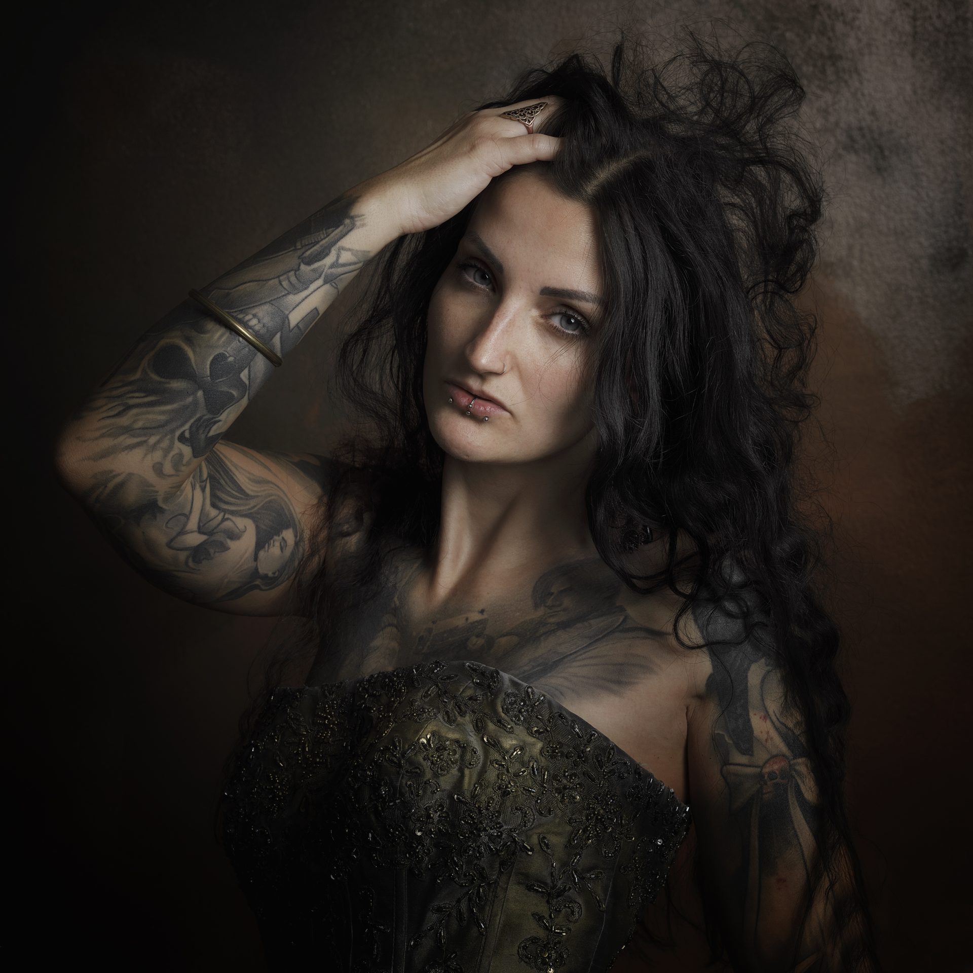 Tattooierte Frau mit schwarzem Haar